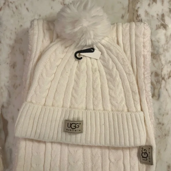 - UGG Winter White pom pom hat infinity scarf & glove set NWT - Picture 2 of 7